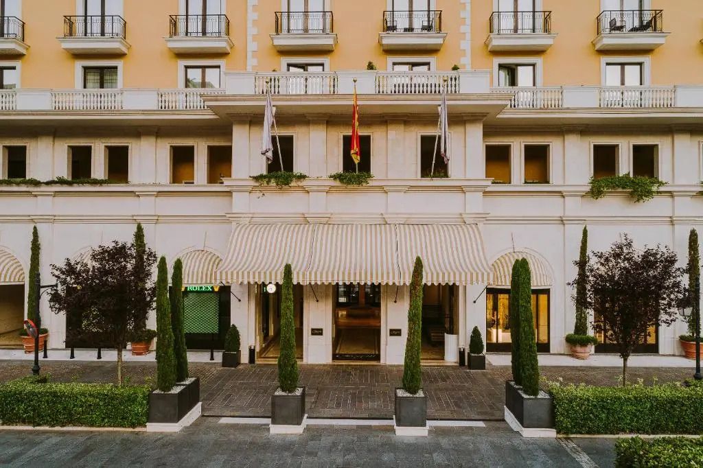 Elegante Fassade des Hotels Regent Porto Montenegro mit balkonumrahmten Fenstern.