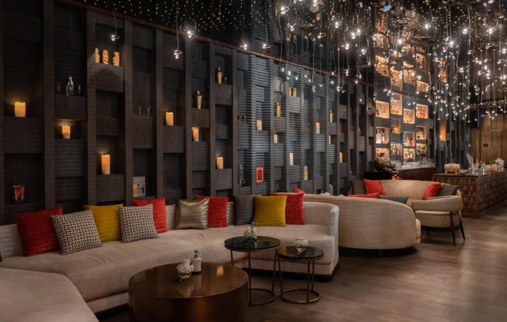 Gemütliche Lounge mit eleganter Beleuchtung und modernen Sofas dekoriert