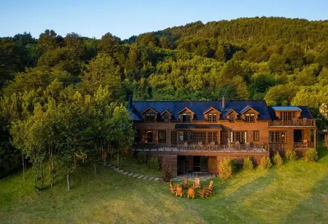 Luxuriöse Lodge umgeben von üppigem Grün in einer hügeligen Landschaft