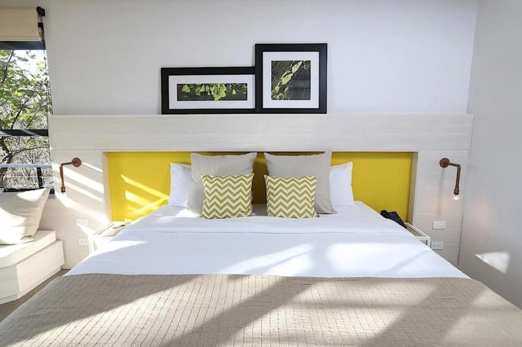 Geräumiges Hotelzimmer mit modernem Design und gelben Akzenten