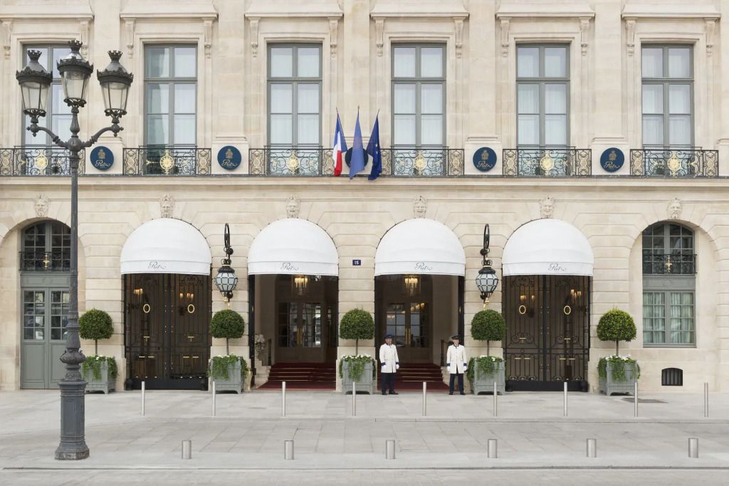 Elegante Fassade des Ritz Paris mit französischen Flaggen und edlen Eingangstüren