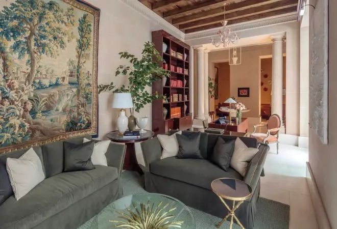 Elegantes Wohnzimmer mit stilvollen Möbeln und Bücherregal im Rocco Forte House.