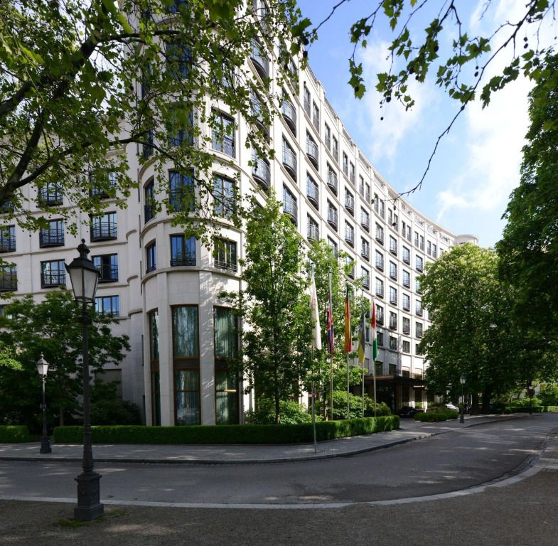 Hoteleingang mit moderner Architektur und umgebender Natur.