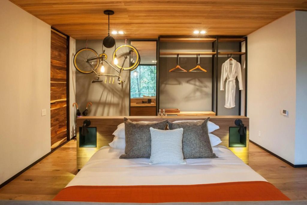 Modernes Hotelzimmer mit Holzakzenten und Fahrraddeko