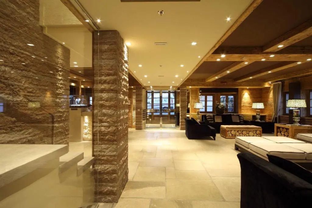 Elegante Lobby mit modernem Design und einladender Beleuchtung