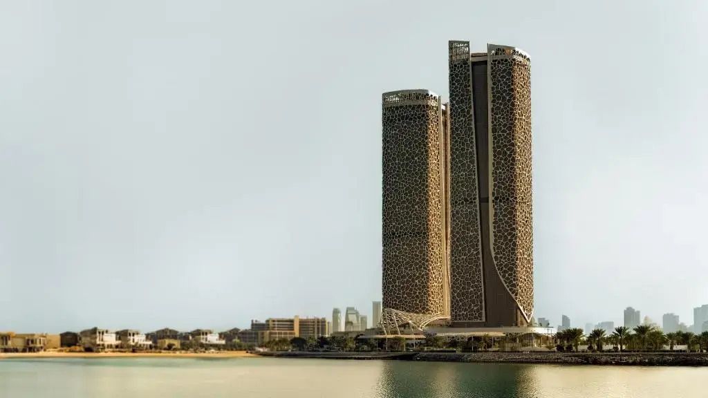 Moderne Hotelfassade mit Blick auf das Meer in Doha