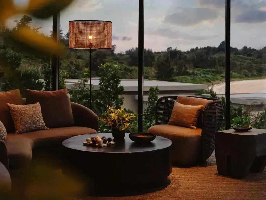 Gemütliche Lounge mit Blick auf die Vegetation