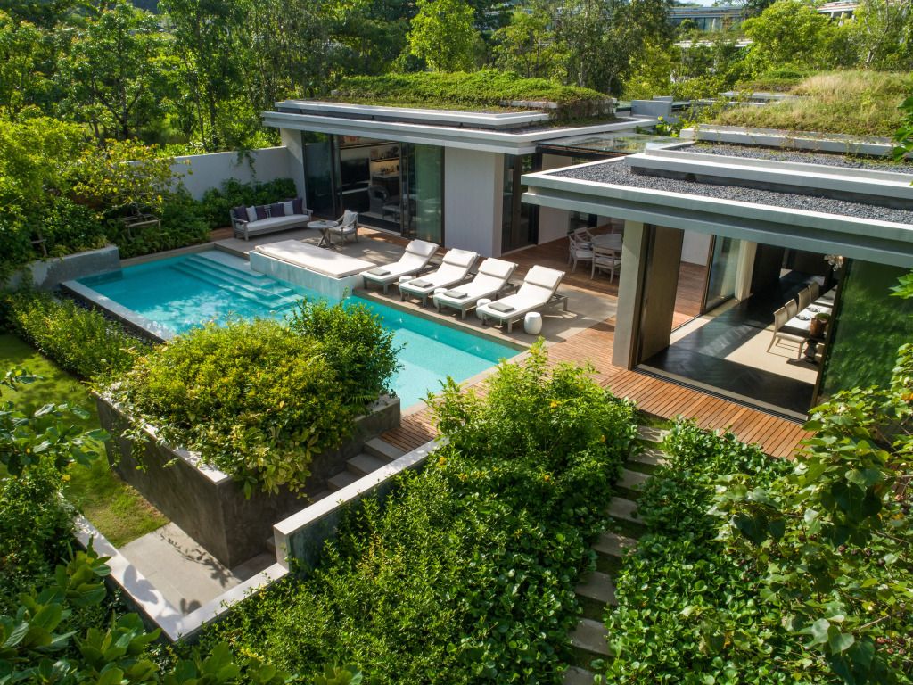 Luxuriöse Villa mit privatem Pool und üppiger Begrünung