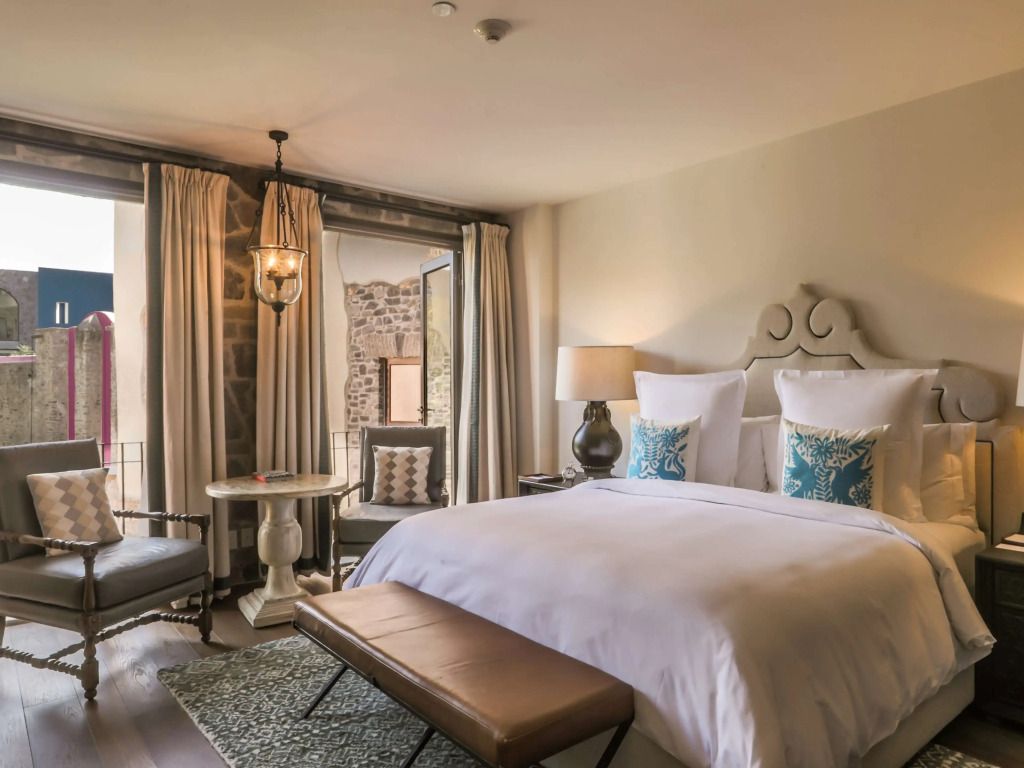 Elegantes Hotelzimmer mit großem Bett und stilvollen Möbeln