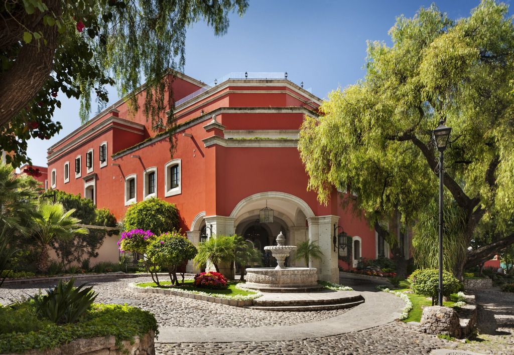 Fassade des Rosewood San Miguel De Allende mit üppiger Vegetation.