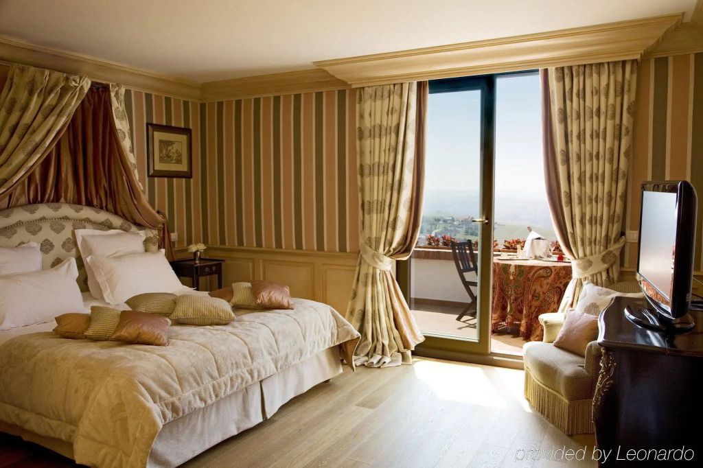 Elegantes Hotelzimmer mit klassischem Dekor und Ausblick auf die Terrasse