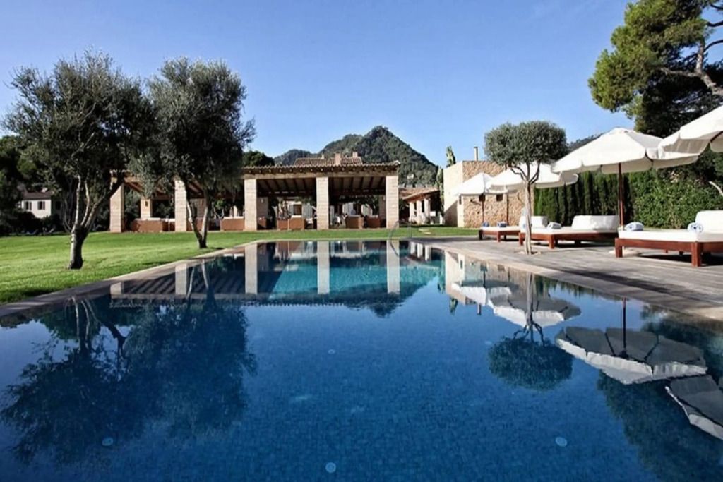 Eleganter Poolbereich mit Blick auf die Berge und Liegestühlen