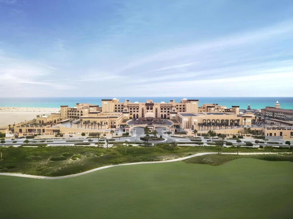 Außenansicht des Saadiyat Rotana Resort mit Blick auf das Meer und Hotelgebäude.