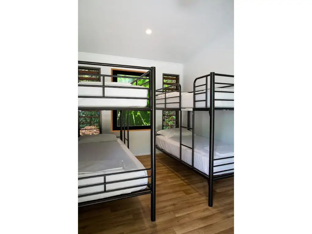 Gemütlicher Raum mit Etagenbetten und Holzboden in der Safari Lodge