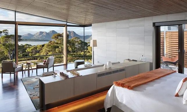 Luxussuite mit Panoramablick auf die Berge und moderne Einrichtung.