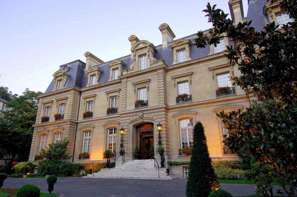 Prachtvolle historische Fassade des Saint James Paris bei Sonnenuntergang