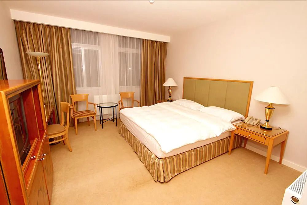 Hotelzimmer mit gemütlichem Doppelbett und Sitzbereich