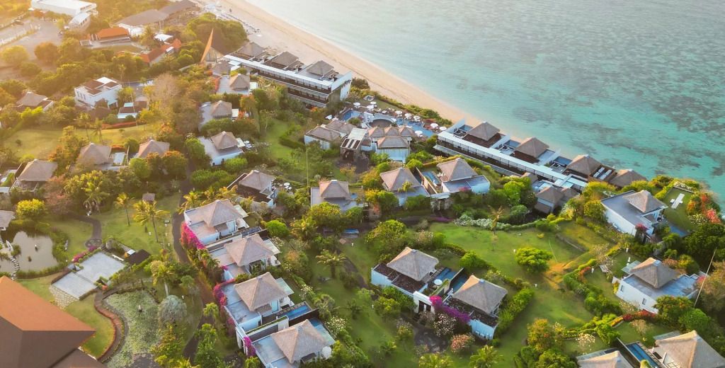 Luftaufnahme von Samabe Bali Suites & Villas mit Strandblick