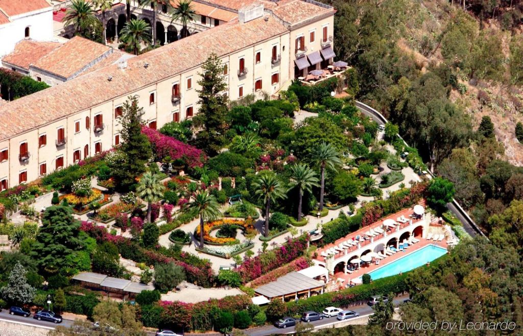 Luftaufnahme des üppigen Gartens und Pools des San Domenico Palace Hotels