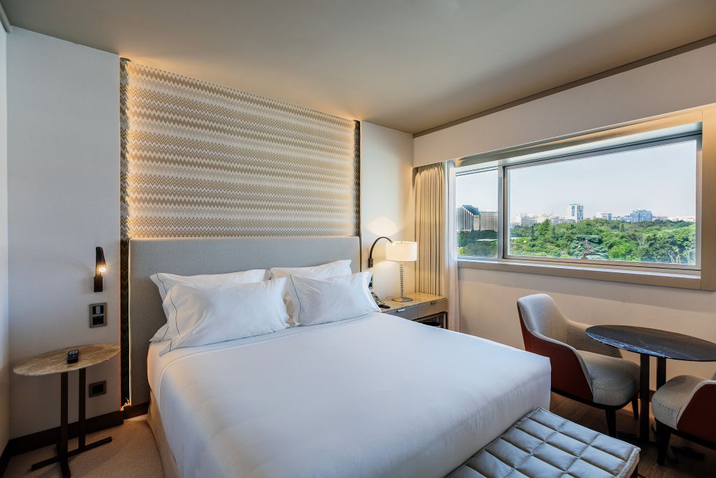 Komfortables Hotelzimmer mit Doppelbett und Stadtblick