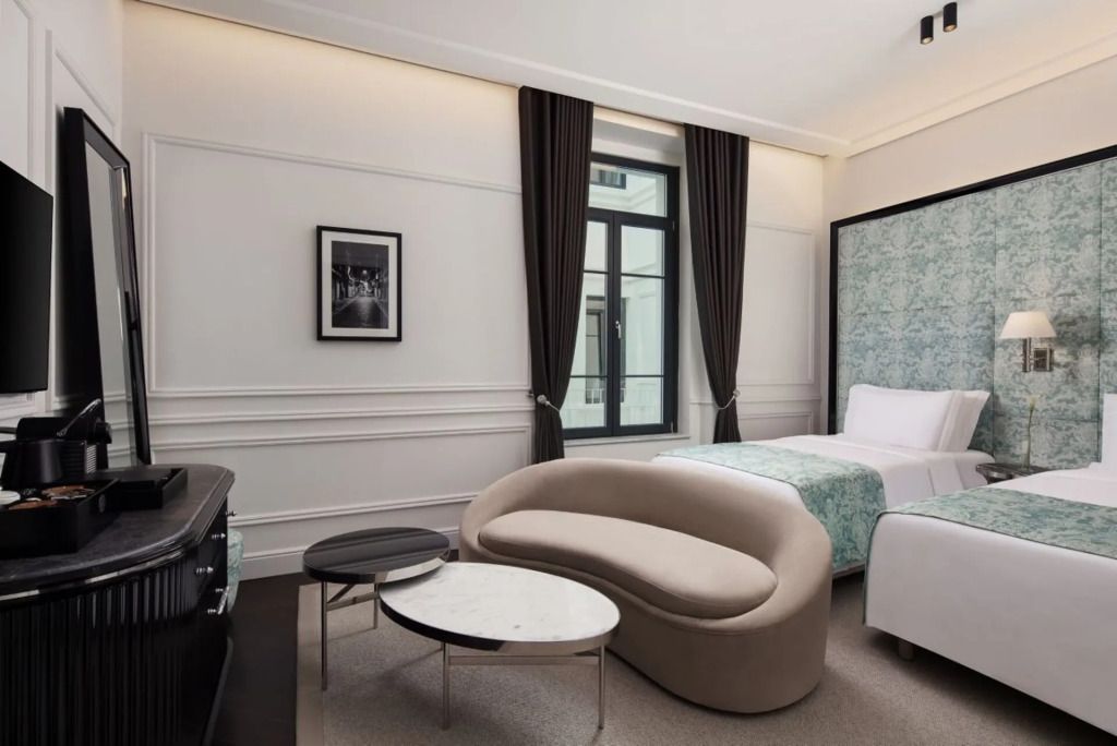 Elegantes Zimmer im Hotel mit moderner Einrichtung und gemütlichen Sitzgelegenheiten