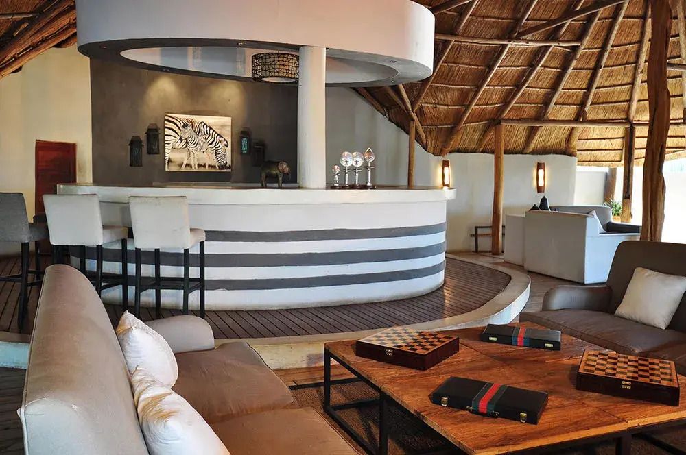 Stilvolle Bar-Lounge mit natürlichem Strohdach und gemütlichen Sitzgelegenheiten