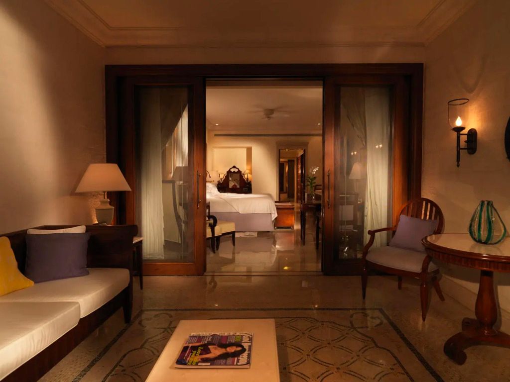 Elegantes Zimmer mit Sicht auf ein komfortables Bett und gemütliche Sitzecke