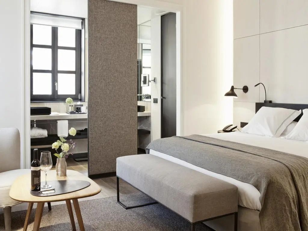 Modernes Hotelzimmer mit Doppelbett und elegantem Sitzbereich