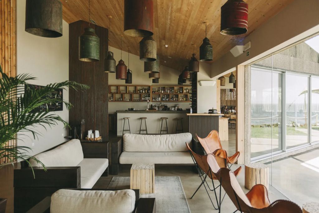 Stilvolle Lounge mit gemütlichen Sitzgelegenheiten und moderner Bar im Santa Barbara Eco Beach Resort.