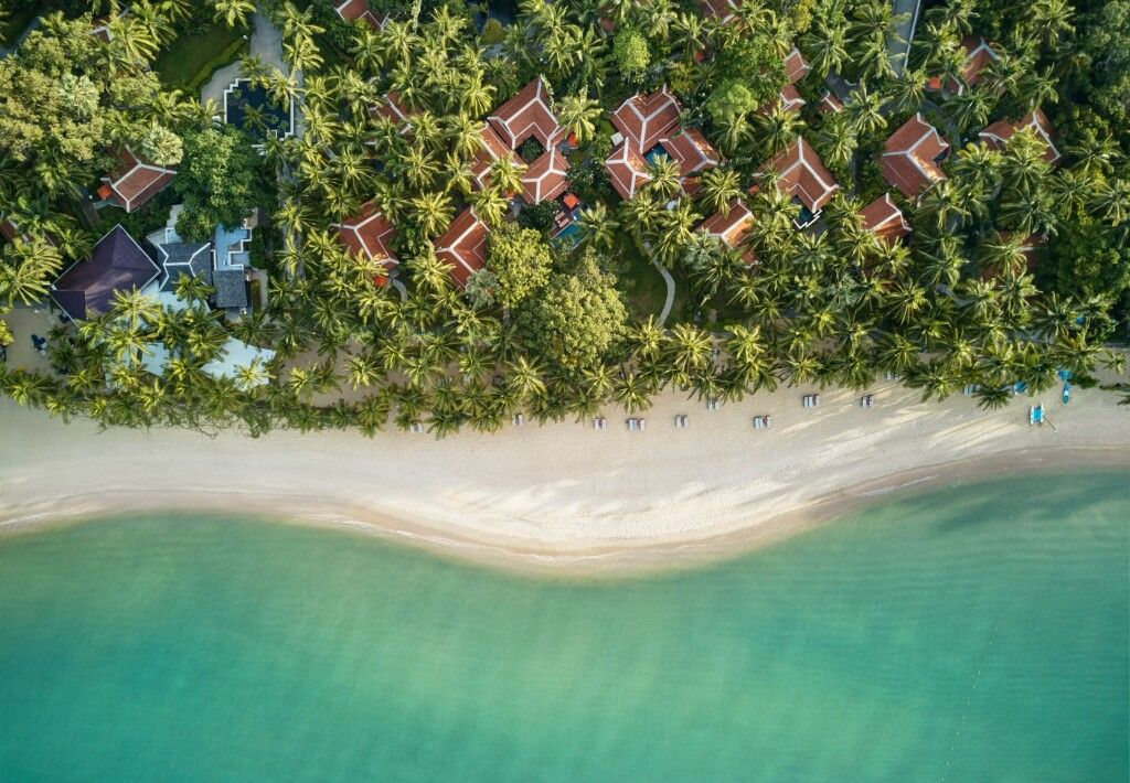 Luftaufnahme eines tropischen Resorts mit Strand und Palmen auf Koh Samui.