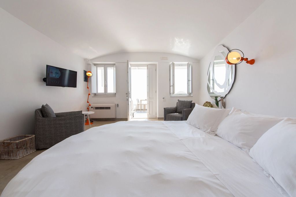 Helles Schlafzimmer in modernem Design mit Zugang zur Terrasse