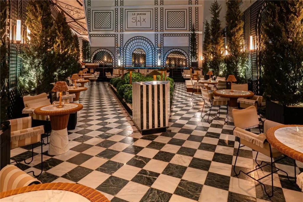 Eleganter Innenbereich mit kariertem Marmorboden und stilvollen Sitzmöbeln