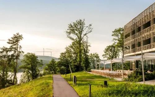 Idyllische Landschaft mit Terrasse und Bäumen im Hotel Seezeitlodge