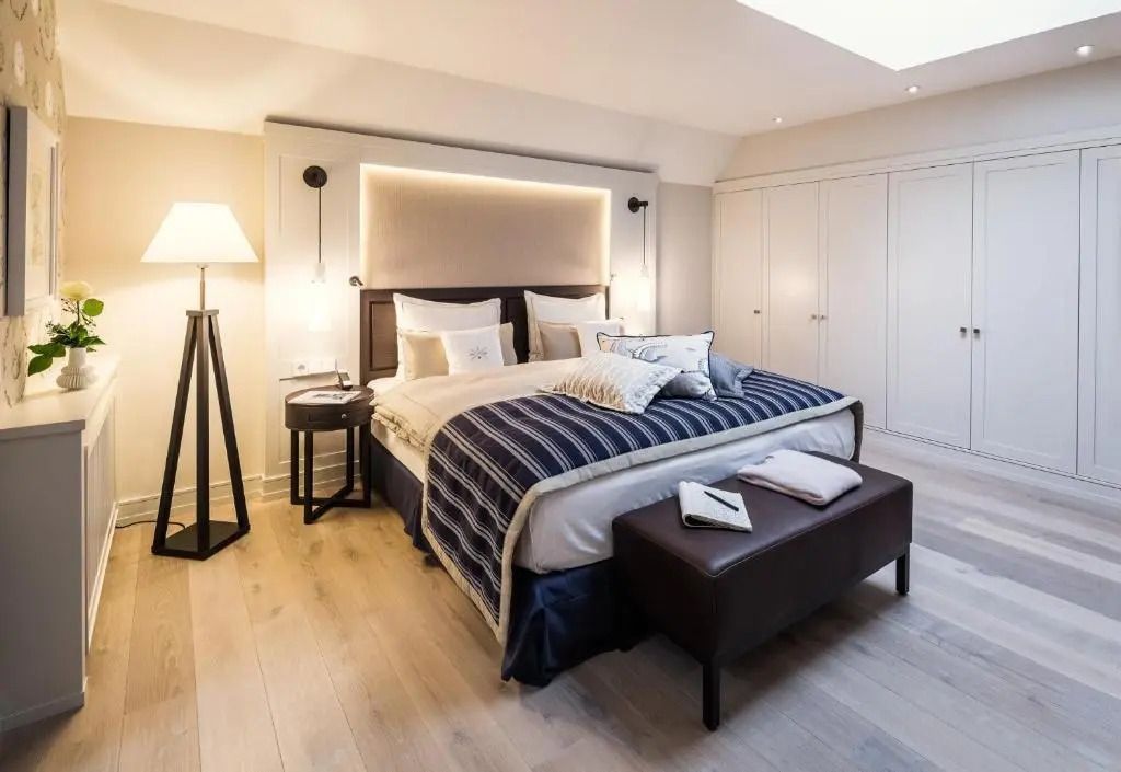 Luxuriöses Doppelzimmer mit stilvollem Interieur und gedämpfter Beleuchtung