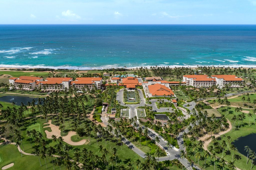 Luftaufnahme des Shangri-La Hambantota mit Blick auf das Meer und die umgebenden Palmen.