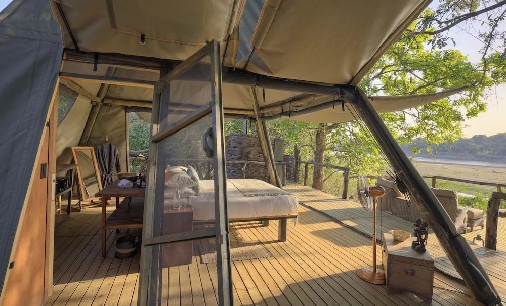Luxuriöses Zeltzimmer mit offener Struktur und natürlicher Umgebung