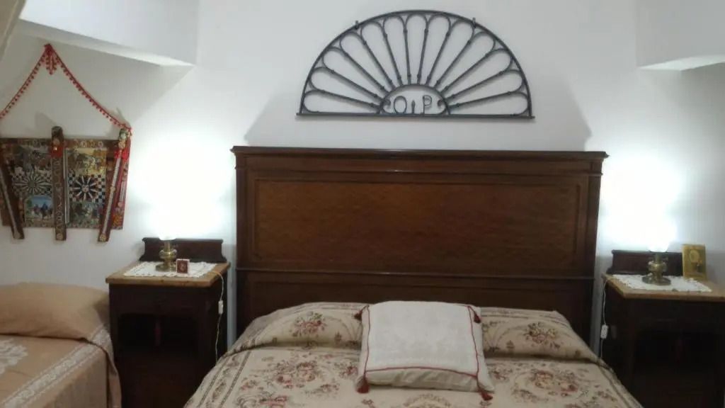 Gemütliches Schlafzimmer mit dekorativem Kopfteil