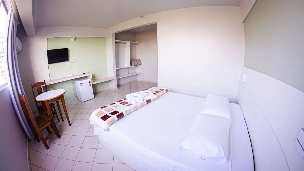 Helles Zimmer mit Doppelbett und minimalistischem Design