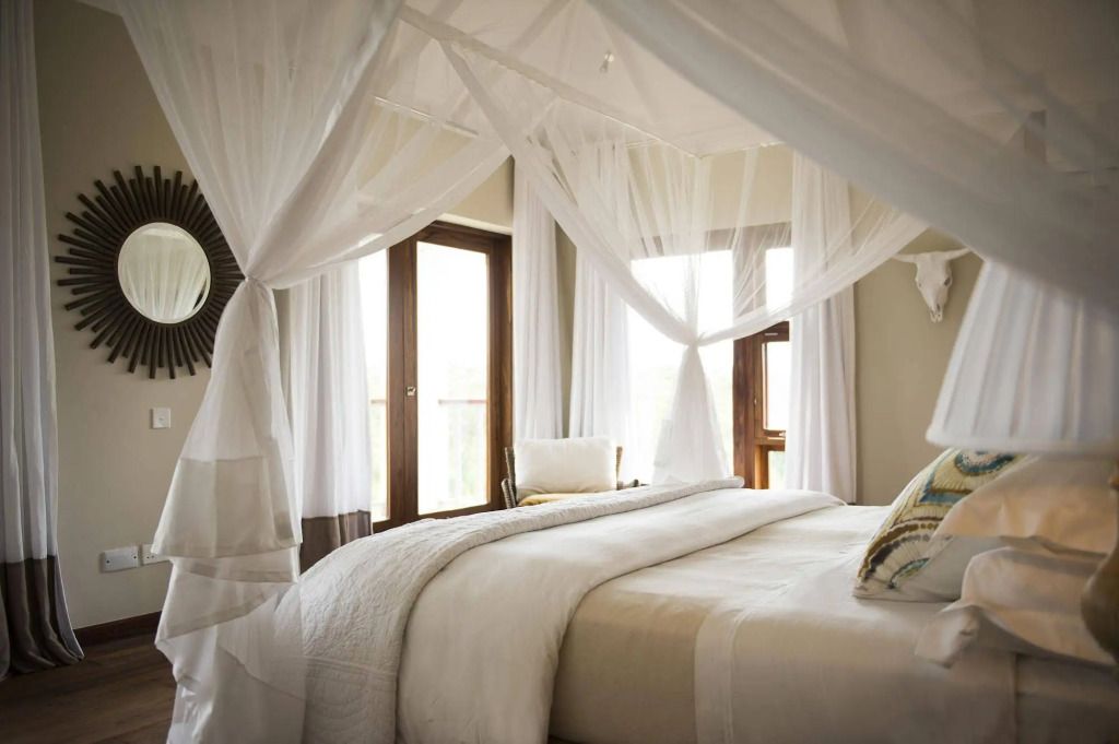 Lichtdurchflutetes Schlafzimmer mit Baldachin und elegantem Design