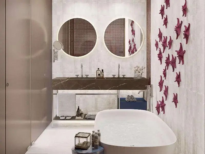 Elegantes Badezimmer mit freistehender Badewanne und dekorativen Sternmotiven.