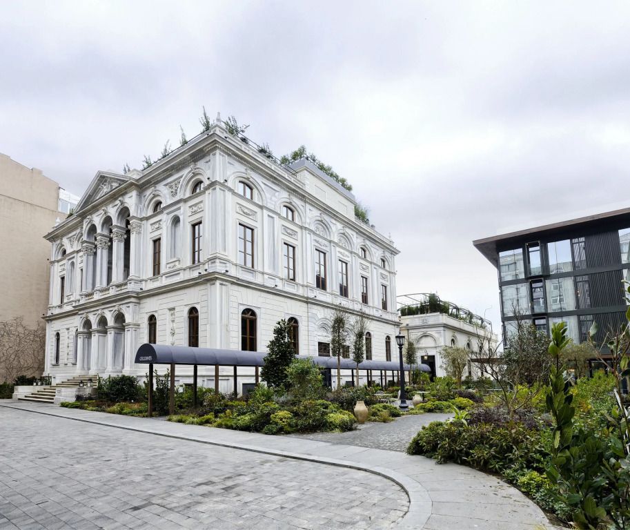 Historische Architektur des Soho House Istanbul Gebäudes in einem grünen Garten