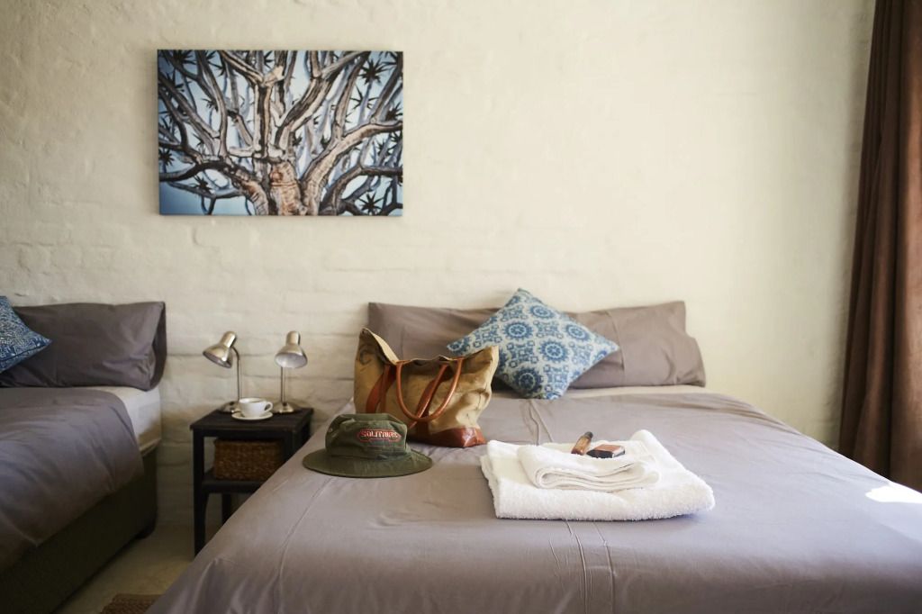 Gemütliches Hotelzimmer mit Bett und kunstvollem Wandbild