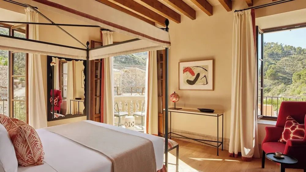 Elegantes Zimmer mit Himmelbett und Balkonblick auf die mallorquinische Landschaft