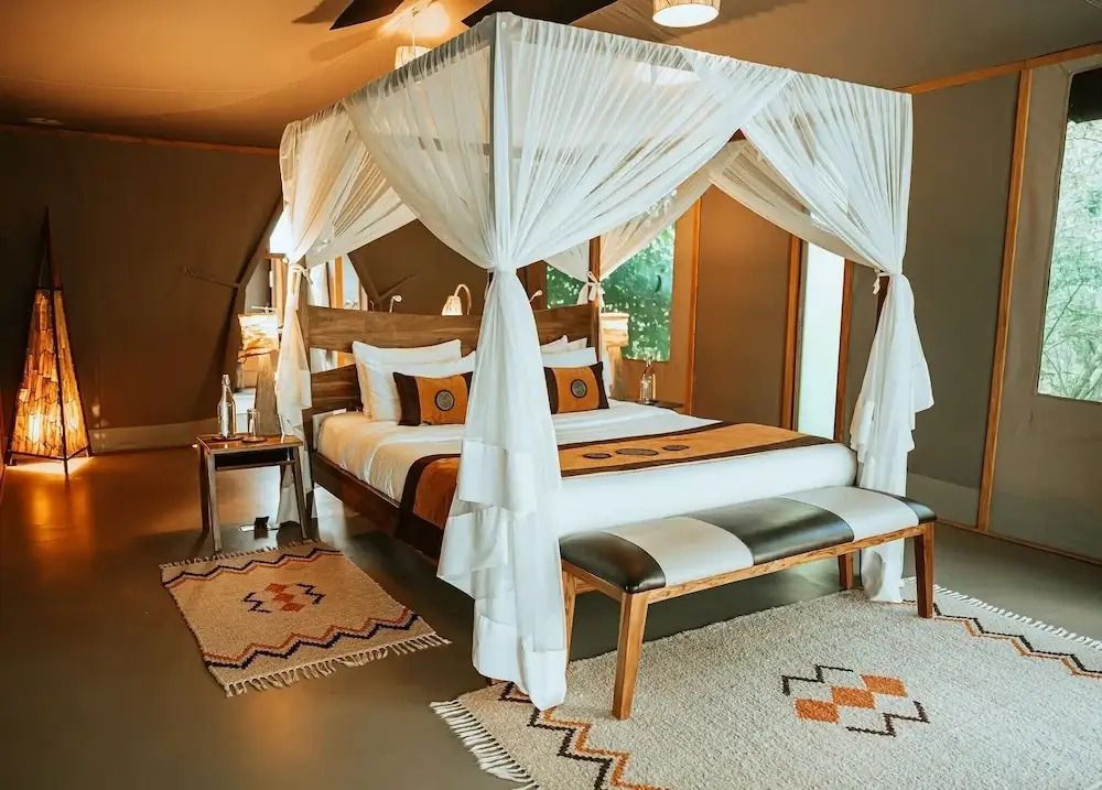 Elegantes Schlafzimmer mit Himmelbett und modernem Design