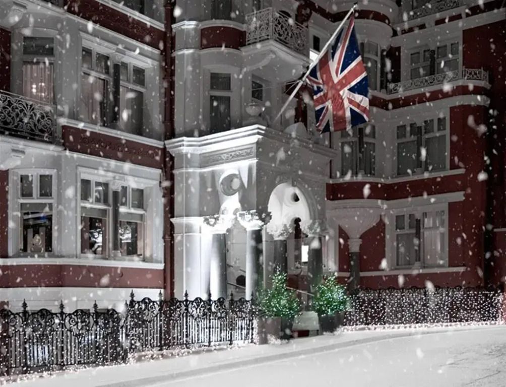 Winterliche Fassade des St. James's Hotel mit britischer Flagge