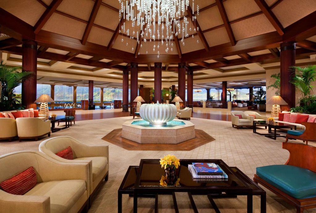 Luxuriöse Lobby mit großem Kronleuchter und eleganter Sitzecke.