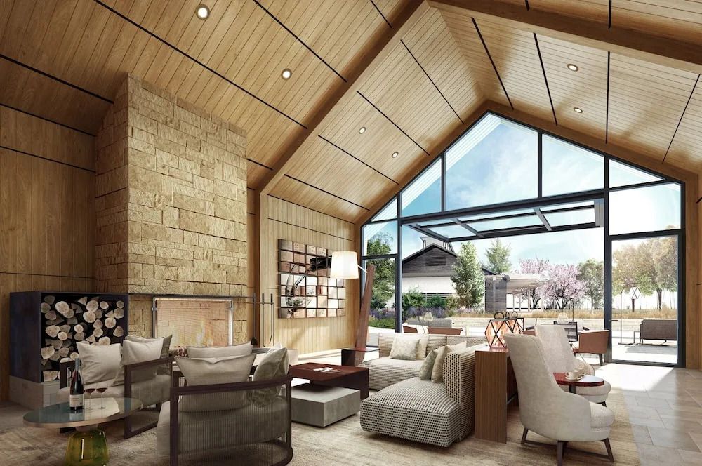 Gemütliche Lounge mit moderner Holzdecke und großen Fenstern, Blick ins Freie