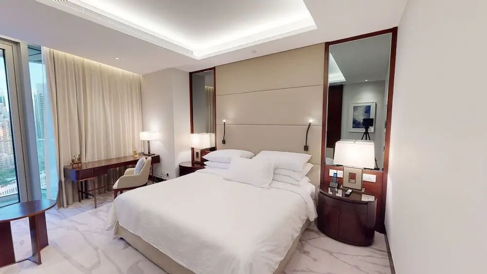 Luxuriöses Hotelzimmer mit großem Bett und stilvoller Beleuchtung