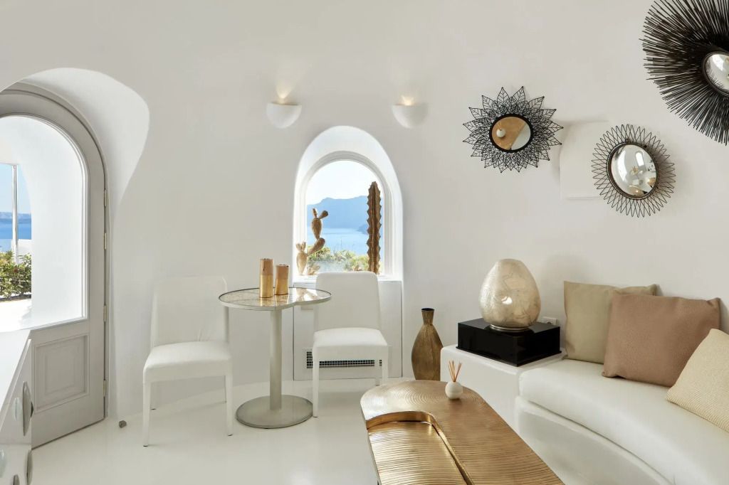 Helles Wohnzimmer mit eleganter Dekoration und Meerblick