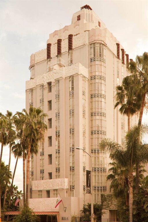 Art Deco Fassade des Sunset Tower Hotel umgeben von Palmen